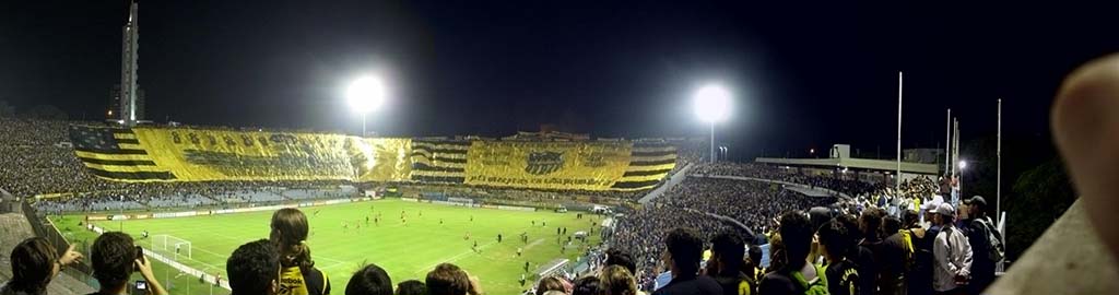 bandera gigante de Peñarol